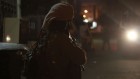 جندي يقف في ضوء مركبة عسكرية في قلقيلية في 14 يناير 2016. جميع المركبات التي يستخدمها الجيش في المداهمات الليلية مدرعة ضد الرصاص، الحجارة، والزجاجات الحارقة (Judah Ari Gross/Times of Israel)