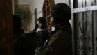 جنود يقفون عند مدخل منزل عائلة فلسطينية، ابنها متهم برشق الحجارة على جنود اسرائيليين في بلدة قلقيلية في الضفة الغربية، 14 يناير 2016. وفقا لقائد الجنود، نمرود كيبولسكي، مهمتهم هي منع انتشار العنف الى مستوطنة ’الفي مناشي’ المجاورة، او الى مدينة كفار سابا (Judah Ari Gross/Times of Israel)
