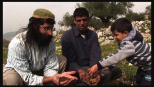 محمد زياد سباتين (يمين) اثناء طفولته، يلعب مع والده زياد (مركز) وناشط السلام اليهودي شاؤول يودلمان من منظمة ’شوراشيم - جذور’ (Courtesy)