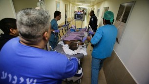 طاقم طبي ينقل منفذ هجوم طعن مشتبه الى عرفة الطوارئ في مستشفى بارزيلاي في عسقلان، 7 فبراير 2016 (Edi Israel/Flash90)