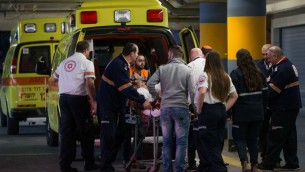 مسعفون ينقلون رجل اسرائيلي اصيب في هجوم طعن الى غرفة الطوارئ في مستشفى شعاريه تسيديك في القدس، 9 فبراير 2016 (Yonatan Sindel/Flash90)