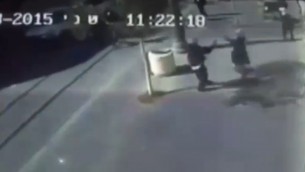 صورة شاشة من كاميرا مراقبة لهجوم نفذته فتاتان فلسطينيتان في مركز القدس، 23 نوفمبر 2015 (screen capture: Channel 2)