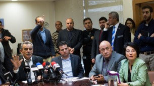 اعضاء القائمة العربية المشتركة جمال زحالقة (يسار)، ايمن عودة، باسل غطاس وحنين زعبي خلال الجلسة الاسبوعية للقائمة في الكنيست، 8 فبراير 2016 (Yonatan Sindel/Flash90)