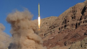 اطلاق صاروخ بالستي بعيد المدى خلال تجربة إيرانية في شمال البلاد، 9 مارس 2016 (MAHMMOD HOUSSEINI / TASNIM NEWS / AFP)