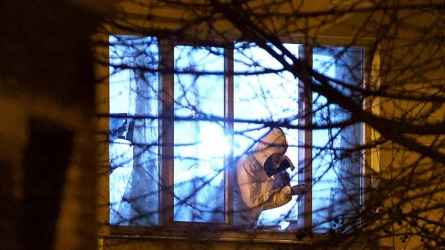 الشرطة الشرعية تتفحص شقة تقع بالقرب من موقع تبادل نيران في بروكسل، 16 مارس 2016 (AFP / Belga / Nicolas Maeterlinck)