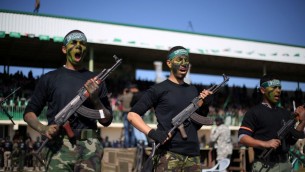 شباب فلسطيني يبرز مهاراته خلال حفل تخرج من المعسكر التدريبي الذي تديره حركة حماس 29 يناير 2015 في خان يونس، جنوب قطاع غزة (Abed Rahim Khatib/Flash90)