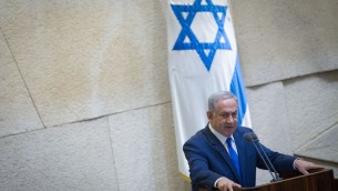 رئيس الوزراء بنيامين نتنياهو في الكنيست خلال مراسيم ذكرى لرئيس الوزراء السابق ارئيل شارون، 29 فبراير 2016 (Miriam Alster/Flash90)