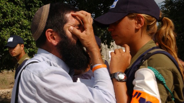 مستوطنت يهودي يناقش جندية خلال الانسحاب من قطاع غزة، 17 اغسطس 2005 (Yossi Zamir/ Flash90)