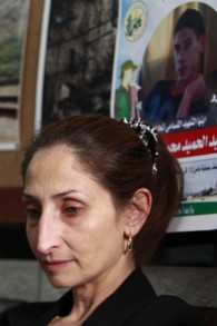 ازهار ابو سرور، والدة عبد الحميد ابو سور (19 عاما) الذي قام بتنفيذ الهجوم الانتحاري في 18 ابريل في حافلة في القدس، في مخيم عايدة في الضفة الغربية، 22 ابريل 2016 (AFP PHOTO / MUSA AL SHAER)