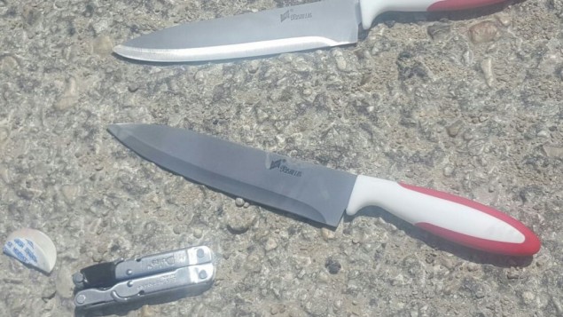 سكاكين تم العثور عليها بحوزة زوج فلسطيني حاول مهاجمة عناصر شرطة الحدود في حاجز قلنديا، 27 ابريل 2016 (Israel Police)