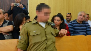 الجندي الإسرائيلي الذي تم تصويره وهو يطلق النار على منفذ هجوم فلسطيني منزوع السلاح في رأسه خلال جلسة للنظر في قضيته في محكمة عسكرية في تل ابيب، 5 ابريل 2016 (Flash90)