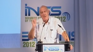 دوف فايسغلاس خلال مؤتمؤ في جامعة تل ابيب عام 2012 (YouTube screenshot)