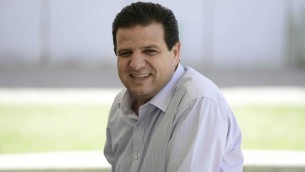 أيمن عودة، رئيس "القائمة المشتركة"، في مسيرة في جامعة تل أبيب لإحياء ذكرى "النكبة"، 20 مايو، 2015. (Tomer Neuberg/Flash90)