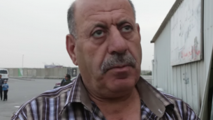 لقطة شاشة: محمد أبو عيد (61 عاما) من منطقة رام الله، الذي يدير سوبر ماركت من شبكة ’رامي ليفي’  في في حي راموت في القدس. أبو عيد في انتظار العبور عبر حاجز قلنديا في 3 مايو، 2016. (Luke Tress / Times of Israel)