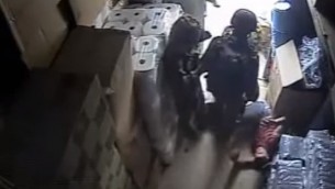 جنود اسرائيليون يضربون رجل فلسطيني في فيديو نشرته جمعية بتسيلم (YouTube screen capture)