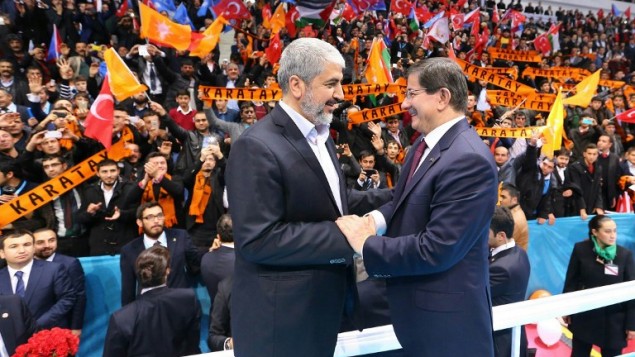 قائد حماس خالد مشعل يصافح رئيس الوزراء التركي احمد داود اوغلو في صورة نشرها مكتب رئيس الوزراء التركي في 27 ديسمبر 2014 (AFP PHOTO / HO / PM OFFICE / HAKAN GOKTEPE)