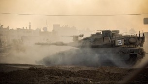 دبابة اسرائيلية تمر في منطقة لم يتم الكشف عنها في قطاع غزة خلال عملية الجرف الصامد، 31 يوليو 2014 (IDF Spokesperson's Unit)