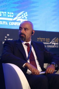 السفير الاردني في اسرائيل وليد عبيدات خلال خطاب في مؤتمر هرتسليا، 16 يونيو 2016 (Adi Cohen Zedek)