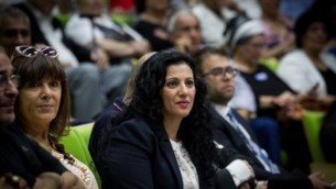 عضو الكنيست نوريت كورين تدير حدث حول قضية الاطفال اليمنيين في الكنيست، 21 يونيو 2016 (Miriam Alster/FLASH90)