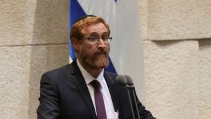 يهودا غليك خلال أدائه لليمين كعضو كنيست في 25 مايو، 2016 (Knesset Spokesperson’s Office)