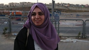 سماح عنان، احبة متجر ألبسة في رام الله. (Luke Tress / Times of Israel) 