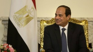 الرئيس المصري عبد الفتاح السيسي يصغي إلى وزير الخارجية الأمريكي جون كيري خلال اجتماع في القصر الرئاسي في القاهرة، 18 مايو، 2016. (Amr Nabil/Pool/AFP) 