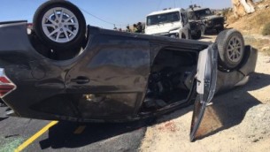 مركبة إسرائيلية تعرضت لإطلاق نار من مركبة عابرة ما أسفر عن مقتل شخص، 1 يوليو، 2016. (وحدة المتحدث بإسم الجيش الإسرائيلي)