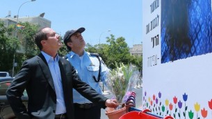 ؤئيس بلدية القدس نير بركات وقائد شرطة القدس يورام هاليفي يضعون الزهور في نصب تذكاري لشيرا بانكي (16 عاما)، التي قتلت في هجوم طعن العام الماضي خلال موكب الفخر في القدس، 21 يوليو 2016 (Arnan Busani)