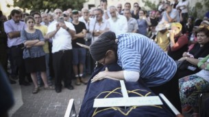 رينا أريئيل تودع ابنتها هاليل يافا (13 عاما) التي قُتلت بعد تعرضها للطعن بيد منفذ هجوم فلسطيني في منزلها، خلال جنازة الابنة في مستوطنة كريات أربع، 30 يونيو، 2016. (Yonatan Sindel/Flash90) 
