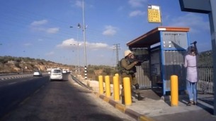 امرأة فلسطينية تحاول طعن جنديان اسرائيلين بالقرب من مستوطنة ارئيل في الضفة الغربية، 5 يوليو 2016 (Screen capture: YouTube)