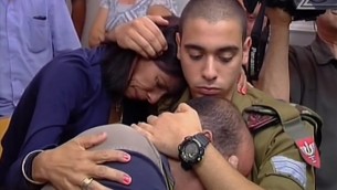 الور عزاريا يعانق والده ووالدته في المحكمة العسكرية في يافا، 5 يوليو 2016 ( capture: Channel 2)