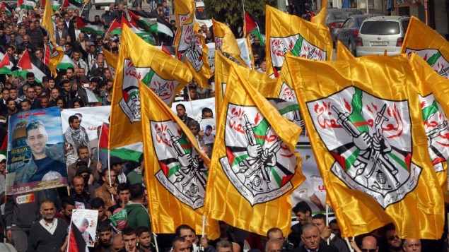 متظاهرون فلسطينيون يرفعون اعلام حركة فتح خلال مظاهرة في مركز مدينة الخليل في الضفة الغربية، 4 نوفمبر 2016 (AFP/HAZEM BADER)