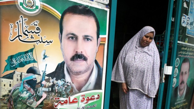 ملصق عليه ثورة مستورد اسلحة حماس الذي تم اغتياله محمود المبحوح في جبالية، شمال قطاع غزة، 23 مارس 2010 (Abed Rahim Khatib/Flash90)