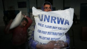 فلسطينيون يحصلون على مساعدات غذائية شهرية من مركز توزيع تابع للامم المتحدة في مخيم رفح، جنوب قطاع غزة، 8 فبراير 2015 (Abed Rahim Khatib/Flash90)