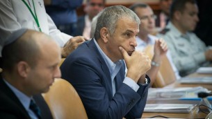 وزير المالية موشيه كحلون خلال جلسة الحكومة الاسبوعية في مكتب رئيس الوزراء بالقدس، 31 يوليو 2016 (Ohad Zwigenberg/Pool/Flash90)