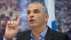 وزير المالية موشيه كحلون خلال مؤتمر صحفي بالنسبة لتقنين القمار في اسرائيل، في مكتب وزارة المالية في القدس، 3 اغسطس 2016 (Yonatan Sindel/Flash90)