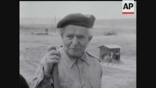 دافيد بن غوريون يعمل في مزرعة قبل توليه وزارة الدفاع عام 1955 (Screenshot of newsreel footage from YouTube)