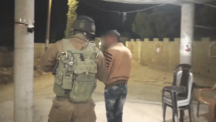 جنود اسرائيليون يعتقلون شقيق محمد طرايرة، المراهق الفلسطيني الذي قتل فتاة تبلغ 13 عاما طعنا في سريرها في مستوطنة كيريات اربع في شهر يونيو، خلال مداهمة في ساعات الصباح الباكر في بلدة بني نعيم في الضفة الغربية، 4 يوليو 2016 (Screen capture: IDF Spokesperson’s Unit)