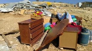 منزل تم بناؤه بتمويل من الإتحاد الأوربي في قرية أم الخير الفلسطينية بعد هدمه من قبل السلطات الإسرائيلي في 9 أغسطس، 2016. (Guy Butavia)