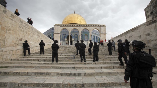 القوات الإسرائيلية خلال اشتباكات مع فلسطينيين في الحرم القدسي بعد صلاة الجمعة، 22 فبراير 2013 (Sliman Khader/Flash90)