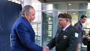 وزير الدفاع الجديد افيغادور ليبرمان ورئيس هيئة اركان الجيش غادي ايزنكوت خلال مراسيم استقبال ليبرمان في الوزارة، 31 مايو 2016 (Ariel Harmoni/Ministry of Defense)