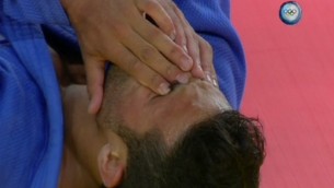 لاعب الجودو الإسرائيلي ساغي موكي بعد هزيمته من قبل لاشا شافداتواشيفلي من جورجيا في مباراة على الميدالية البرونزية في الالعاب الاولمبية في ريو، 8 اغسطس 2016 (screen capture: Channel 56)