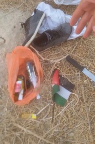 زجاجات حارقة، سكين وعلم فلسطيني عثر عليها بحوزة فتى فلسطيني يشتبه بالتخطيط لتنفيذ هجوم في الضفة الغربية، 18 سبتمبر 2016 (Police)