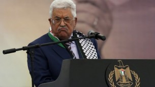 رئيس السلطة الفلسطينية محمود عباس خلال كلمة ألقاها أمام تجمع حاشد لإحياء الذكرى ال12 لوفاة الزعيم الفلسطيني ياسر عرفات في مدينة رام الله في الضفة الغربية، 10 نوفمبر، 2016. (AFP/ ABBAS MOMANI) 