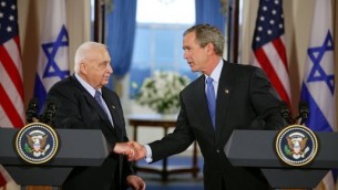 رئيس الوزراء ارئيل شارون والرئيس الامريكي جورج دابليو بوش في البيت الابيض، ابريل 2004 (White House / Wikipedia Commons)