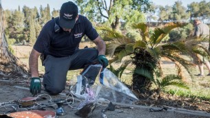 قوات الامن تفحص حطام صاروخ ’باتريوت’ اطلق على طائرة بدون طيار غير معرفة دخلت المجال الجوي الإسرائيلي من سوريا، 17 يوليو 2016 (Basel Awidat/Flash90)