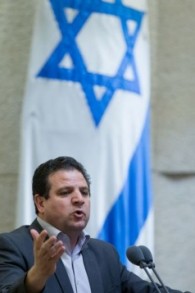 أيمن عودة، رئيس ’القائمة (العربية) المشتركة’، في كلمة حلال التصوبت على قانون يسمح بإستبعاد أعضاء كنيست، 28 مارس، 2016. (Yonatan Sindel/Flash90) 