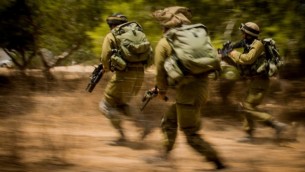 صورة للتوضيح: جنود يهرعون باتجاه هدف خلال حرب غزة في عام 2014، التي تُعرف في إسرائيل بإسم ’عملية الجرف الصامد’، 4 أغسطس، 2014. (وحدة المتحدث بإسم الجيش الإسرائيلي) 