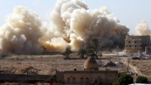 صورة للتوضيح: تصاعد الدخان من منازل تم تفجيرها في عملية عسكرية في شيه جزيرة سيناء المصرية في 20 نوفمبر، 2014. (Abed Rahim Khatib/Flash90)