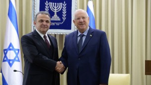 الرئيس الإسرائيلي رؤوفن ريفلين يصافح السفير التركي الجديد الى اسرائيل مكين اوكيم، 12 ديسمبر 2016 (Roi Avraham)
